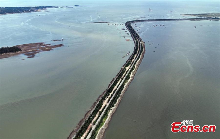 Guangxi: paisagem maravilhosa da estrada sobre o mar