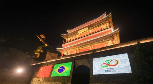 Seção Juyongguan da Grande Muralha é iluminada para celebrar 50º aniversário das relações diplomáticas entre China e Brasil
