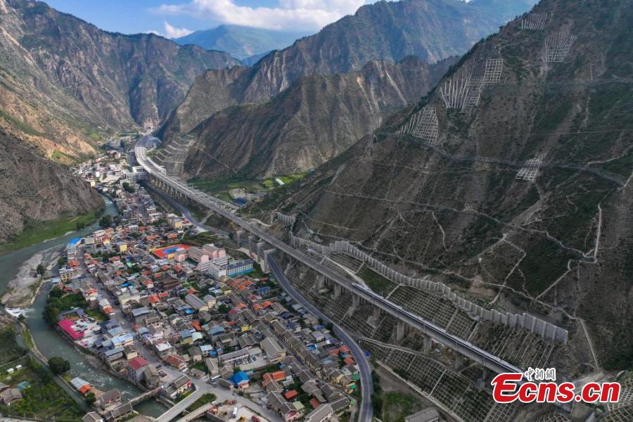 Trecho principal da ferrovia Sichuan-Qinghai prestes a ser inaugurado