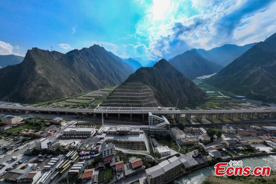 Trecho principal da ferrovia Sichuan-Qinghai prestes a ser inaugurado