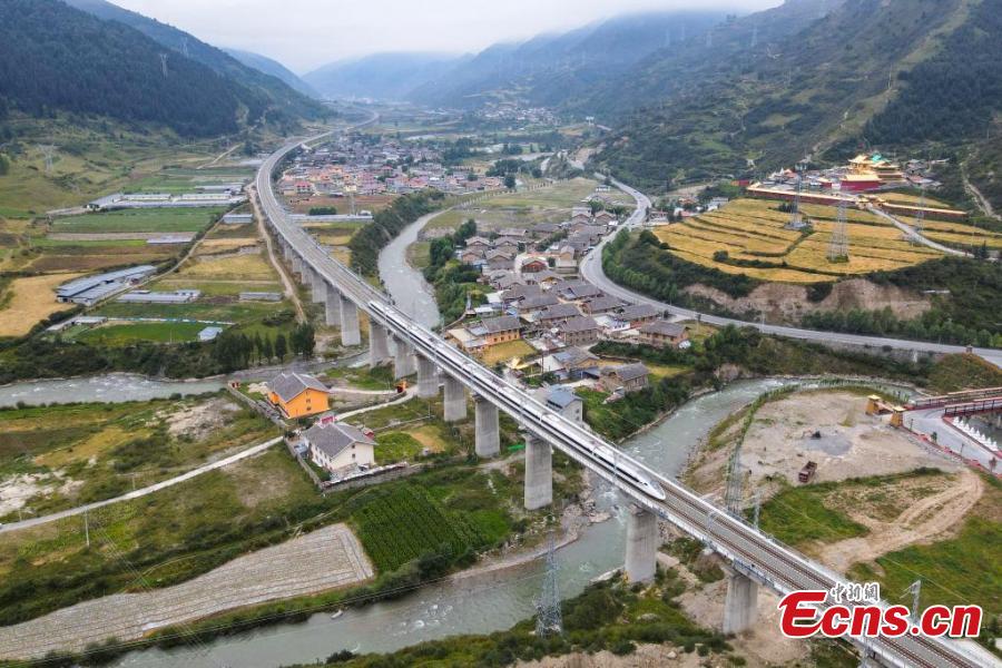 Trecho principal da ferrovia Sichuan-Qinghai prestes a ser inaugurado