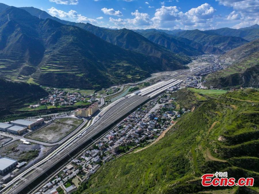 Trecho principal da ferrovia Sichuan-Qinghai prestes a ser inaugurado