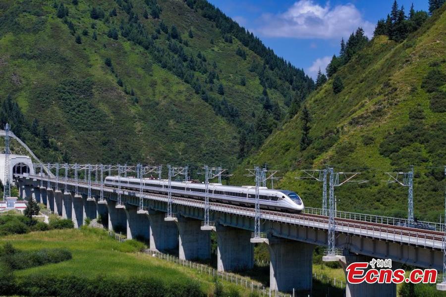 Trecho principal da ferrovia Sichuan-Qinghai prestes a ser inaugurado