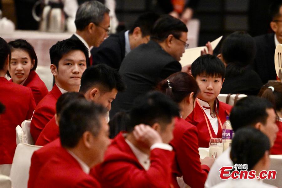 Atletas olímpicos chineses do continente visitam Hong Kong