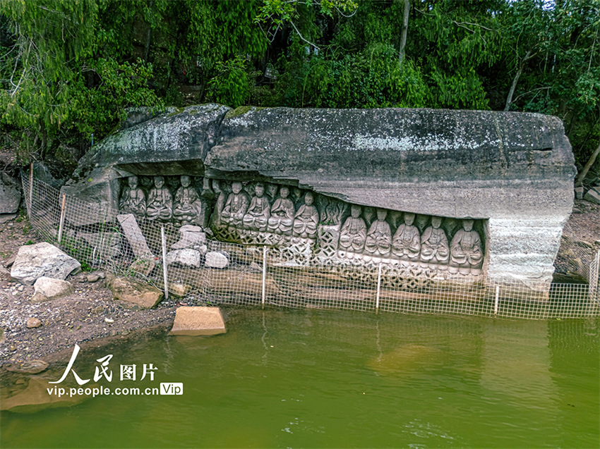 Sichuan: estátuas milenares expostas após queda de nível de água de reservatório