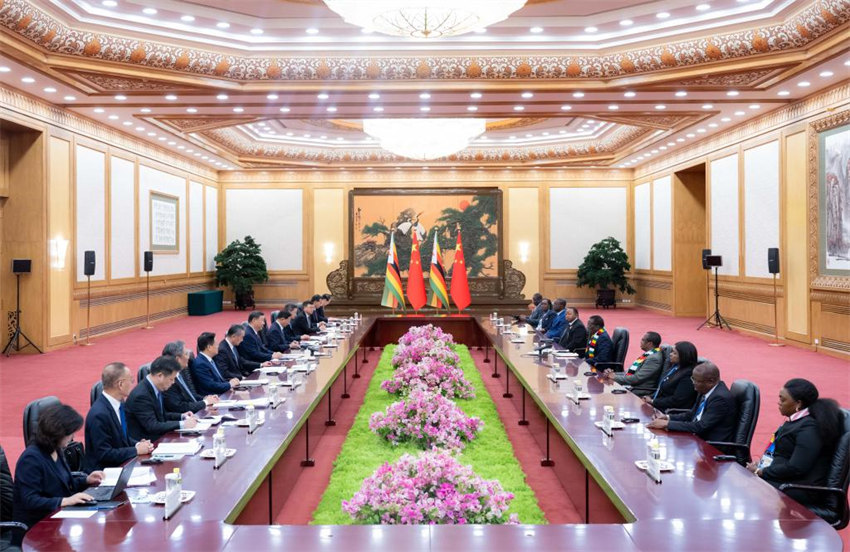 FOCAC: Xi Jinping realiza conversas com presidente zimbabuense