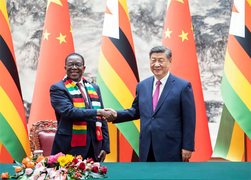 FOCAC: Xi Jinping realiza conversas com presidente zimbabuense