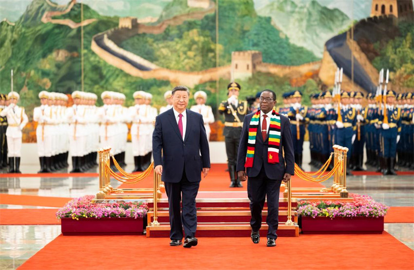 FOCAC: Xi Jinping realiza conversas com presidente zimbabuense