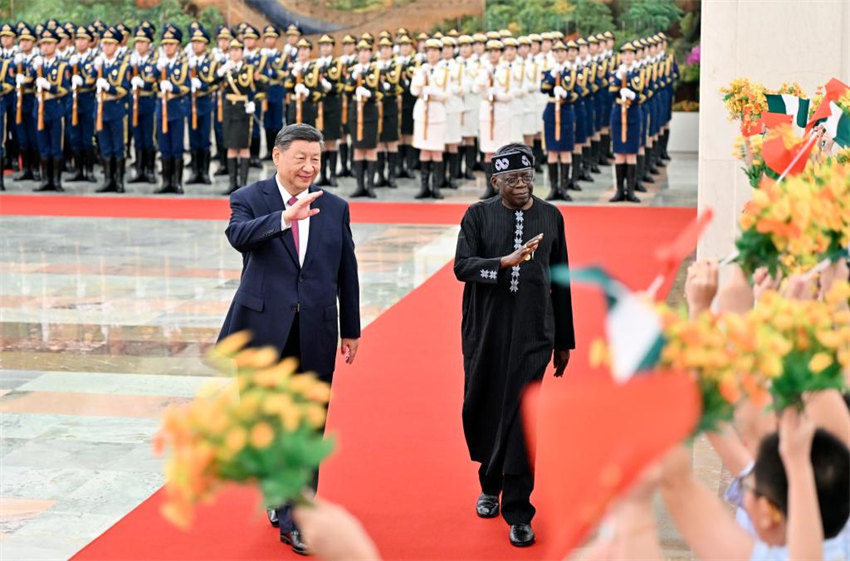 FOCAC: Xi Jinping mantém conversas com presidente nigeriano