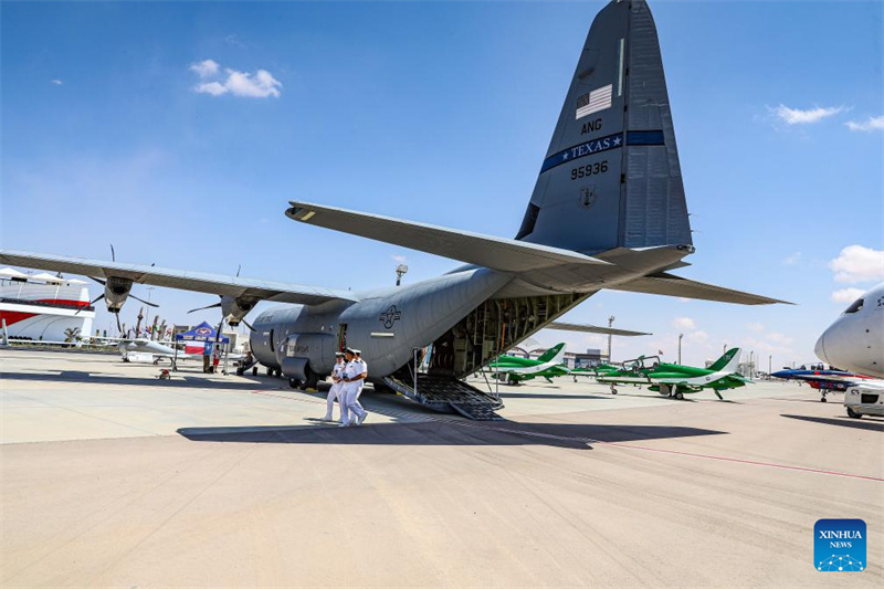 Primeiro Show Aéreo Internacional do Egito inicia com avião chinês em exposição a solo