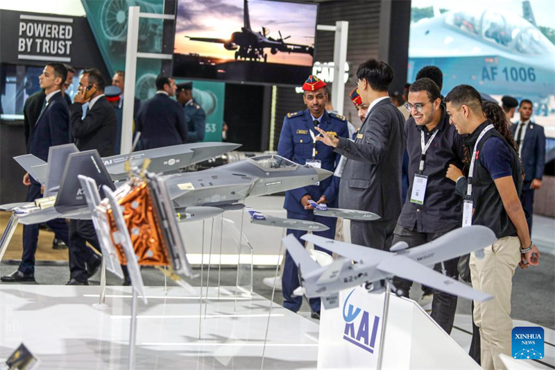 Primeiro Show Aéreo Internacional do Egito inicia com avião chinês em exposição a solo