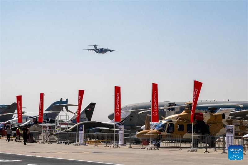 Primeiro Show Aéreo Internacional do Egito inicia com avião chinês em exposição a solo