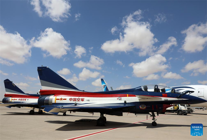 Primeiro Show Aéreo Internacional do Egito inicia com avião chinês em exposição a solo