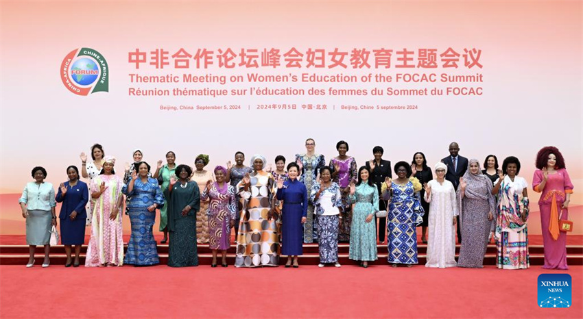 Peng Liyuan e cônjuges de líderes africanos participam de reunião sobre educação de mulheres