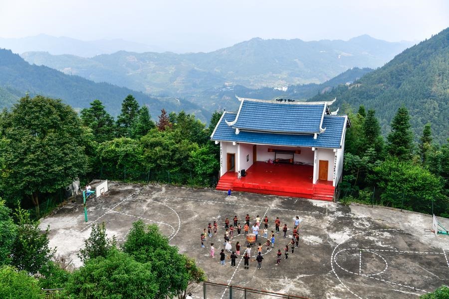 Professor dá esperança às crianças nas montanhas do interior da China