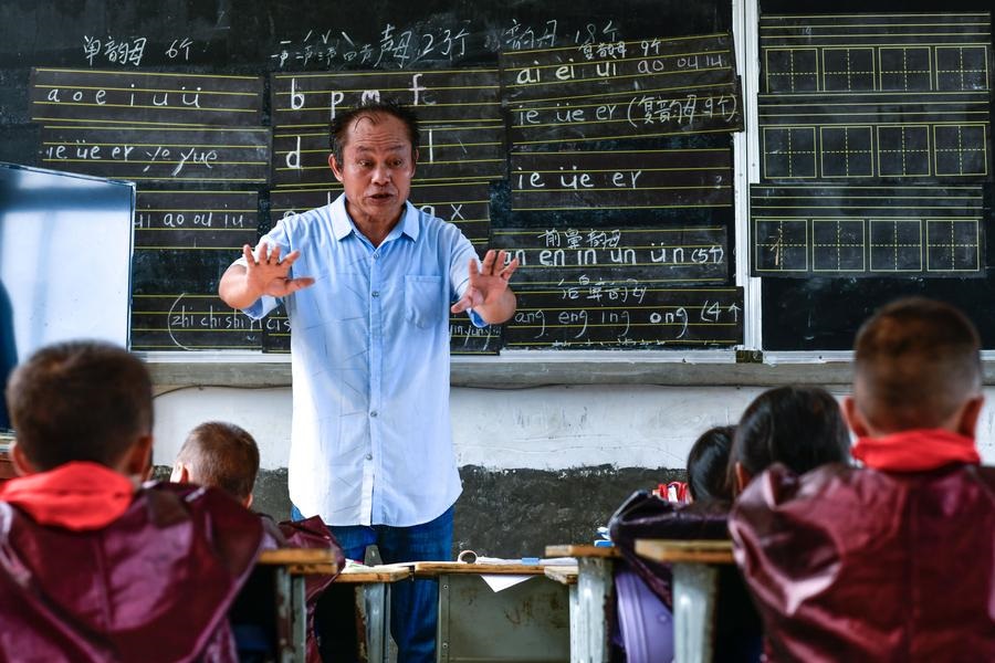 Professor dá esperança às crianças nas montanhas do interior da China