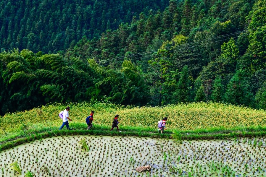 Professor dá esperança às crianças nas montanhas do interior da China