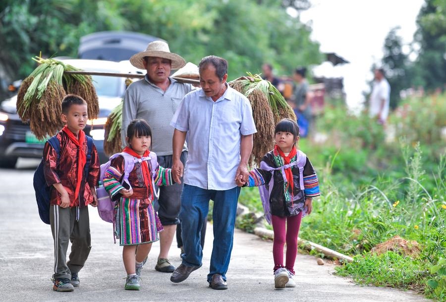 Professor dá esperança às crianças nas montanhas do interior da China