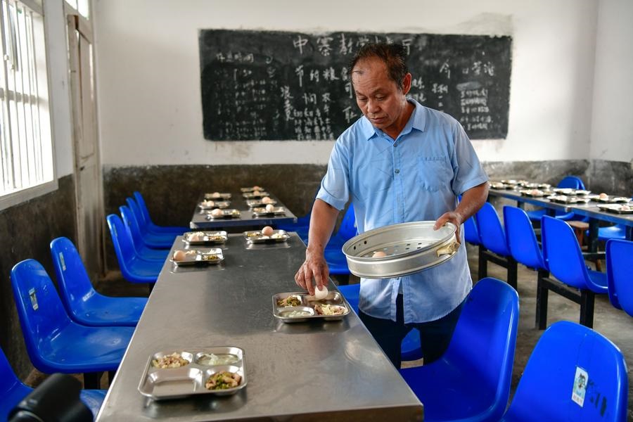 Professor dá esperança às crianças nas montanhas do interior da China