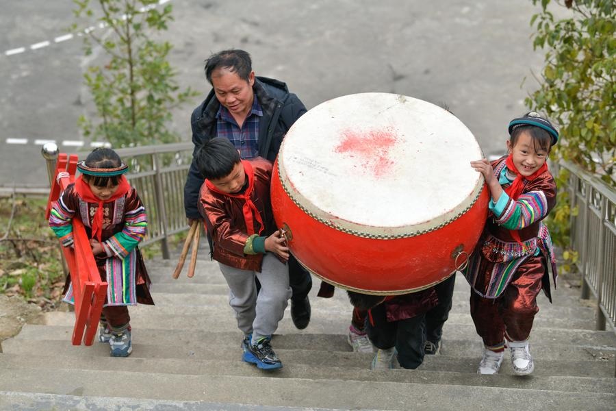 Professor dá esperança às crianças nas montanhas do interior da China