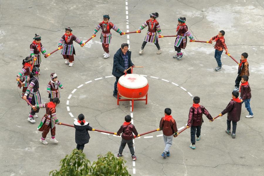 Professor dá esperança às crianças nas montanhas do interior da China