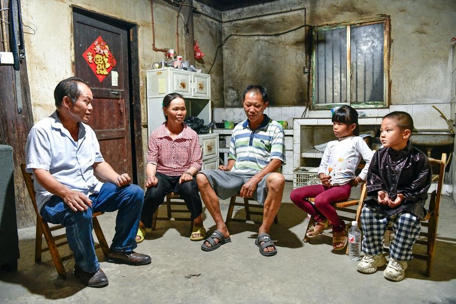 Professor dá esperança às crianças nas montanhas do interior da China