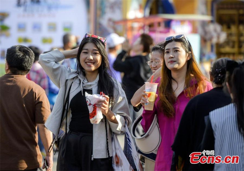 Grande Bazar em Xinjiang recebe alta temporada turística