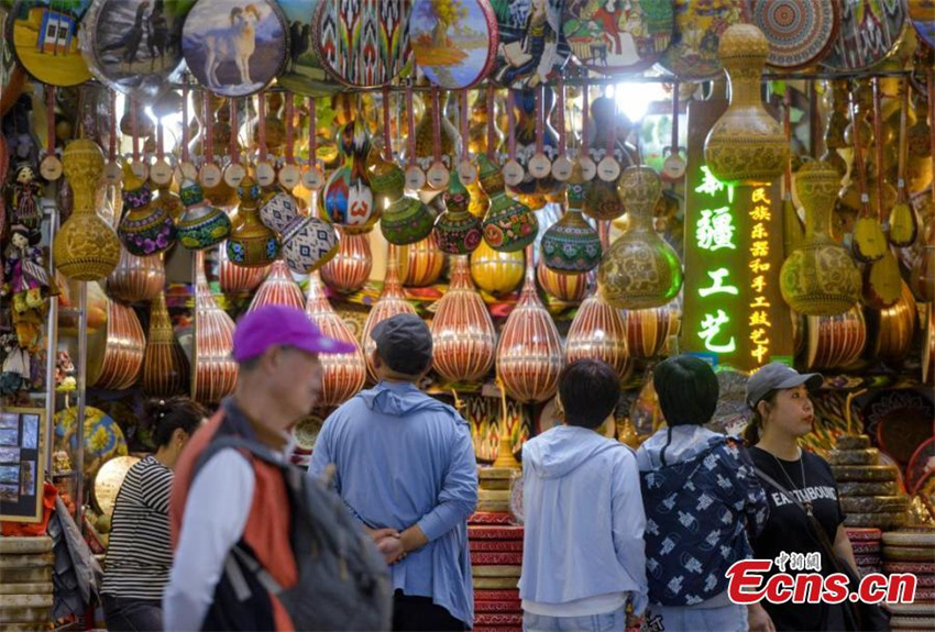 Grande Bazar em Xinjiang recebe alta temporada turística