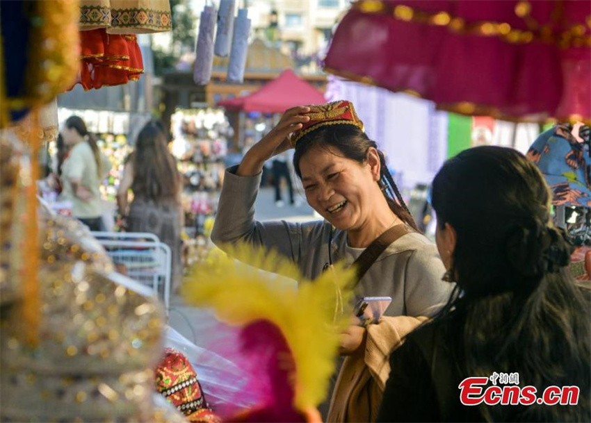 Grande Bazar em Xinjiang recebe alta temporada turística