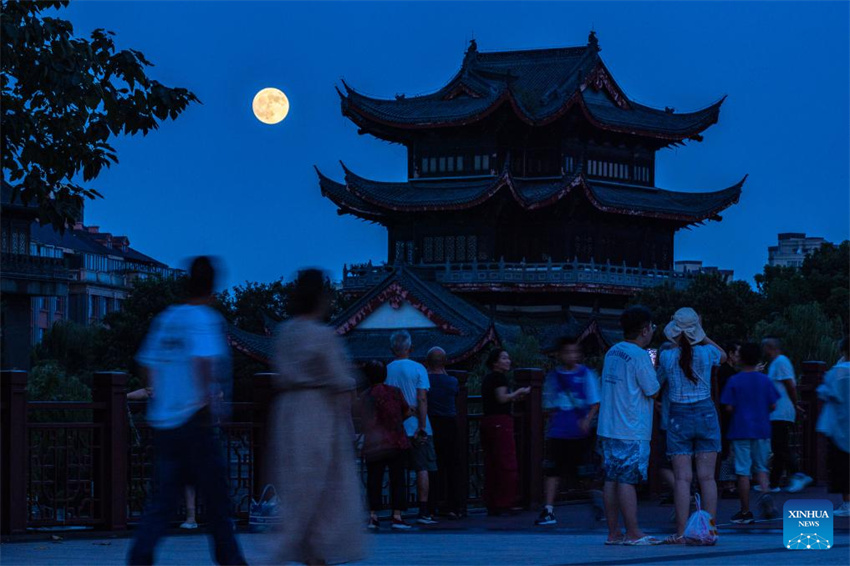 Lua cheia ilumina noite do Festival do Meio Outono na China