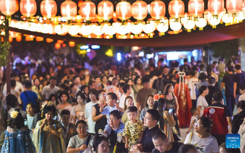 Chineses desfrutam de feriado de 3 dias para celebrar o Festival do Meio Outono