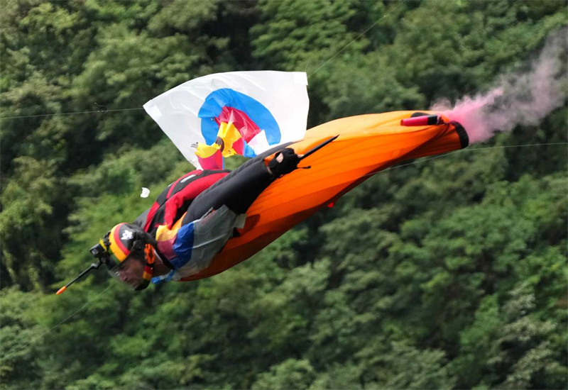 Tahi Munroe reivindica vitória no campeonato de wingsuit de Zhangjiajie