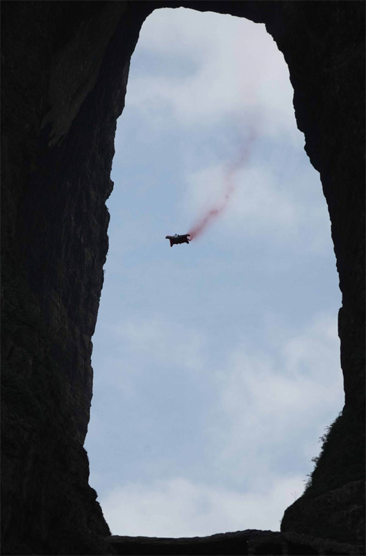 Tahi Munroe reivindica vitória no campeonato de wingsuit de Zhangjiajie