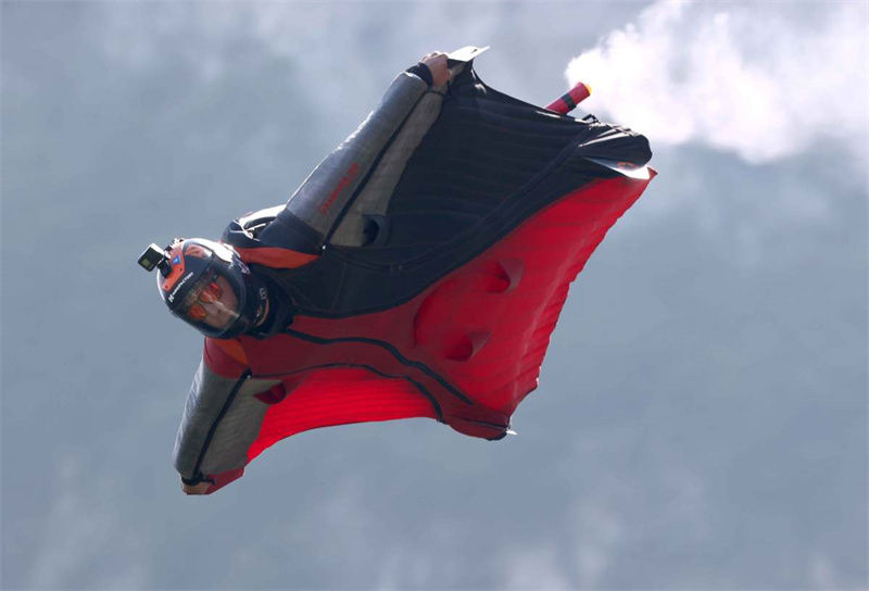 Tahi Munroe reivindica vitória no campeonato de wingsuit de Zhangjiajie