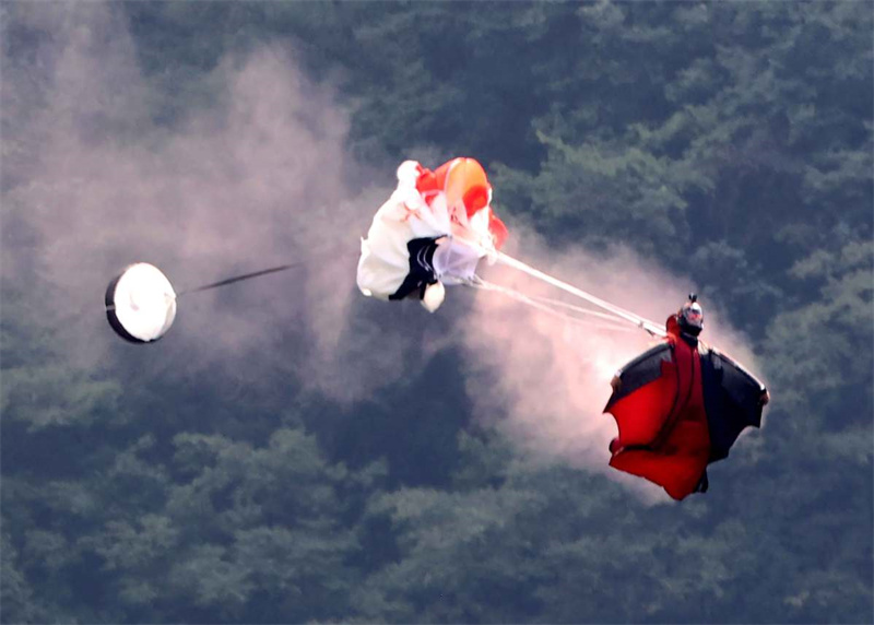 Tahi Munroe reivindica vitória no campeonato de wingsuit de Zhangjiajie