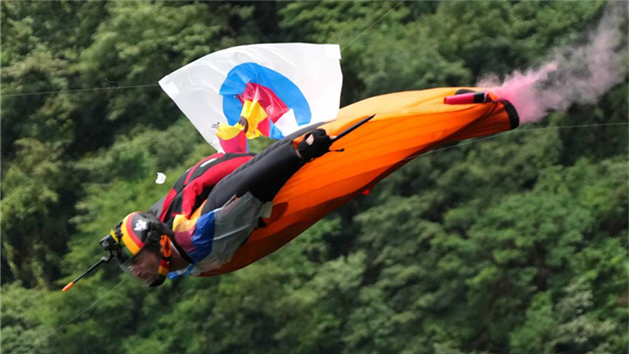 Tahi Munroe reivindica vitória no campeonato de wingsuit de Zhangjiajie
