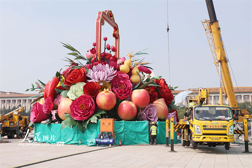 Beijing: decorações do Dia Nacional começam a ser instaladas na Praça Tiananmen