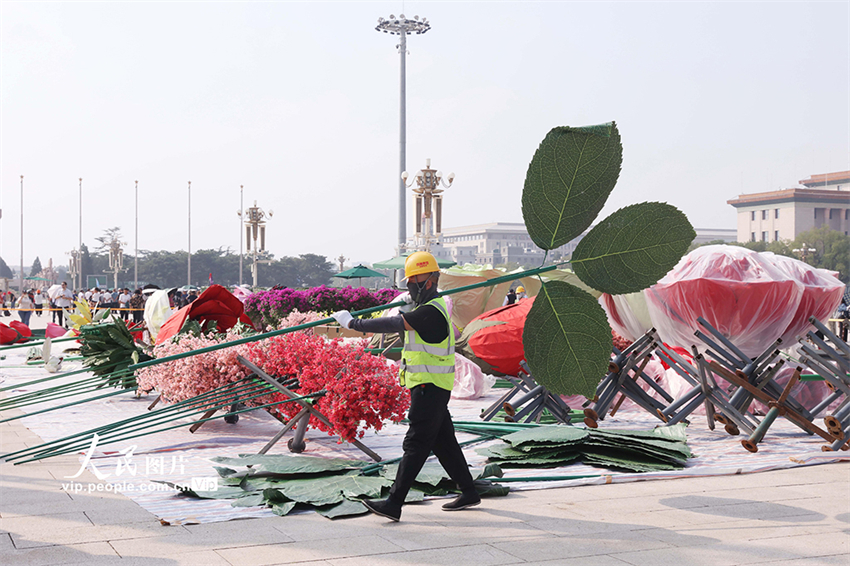 Beijing: decorações do Dia Nacional começam a ser instaladas na Praça Tiananmen