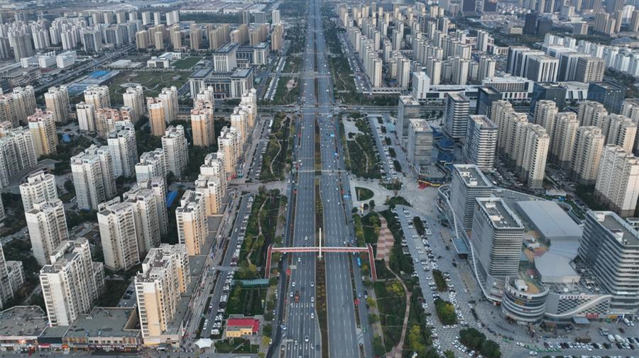 China registra aumento da taxa de urbanização nos últimos 75 anos




A taxa de urbanização da China, que mede a proporção dos residentes urbanos permanentes em relação à população total, subiu 55,52 pontos percentuais ante o final de 1949, para 66,16% no final de 2023.


 