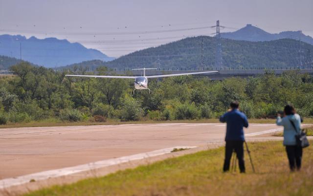 Aeronave elétrica faz voo perto do trecho de Badaling da Grande Muralha em Beijing