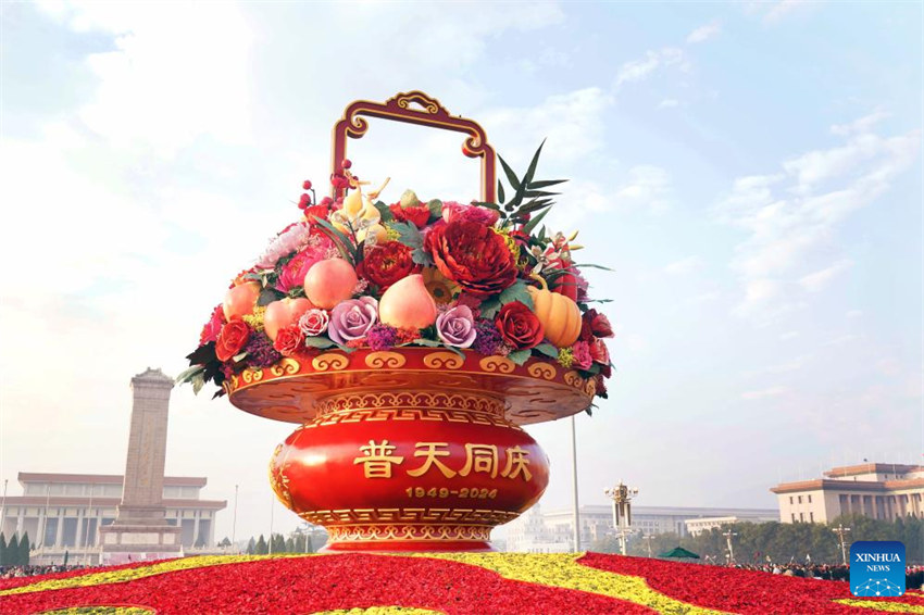 Cesta de flores na Praça de Tiananmen em Beijing, capital da China, em 25 de setembro.