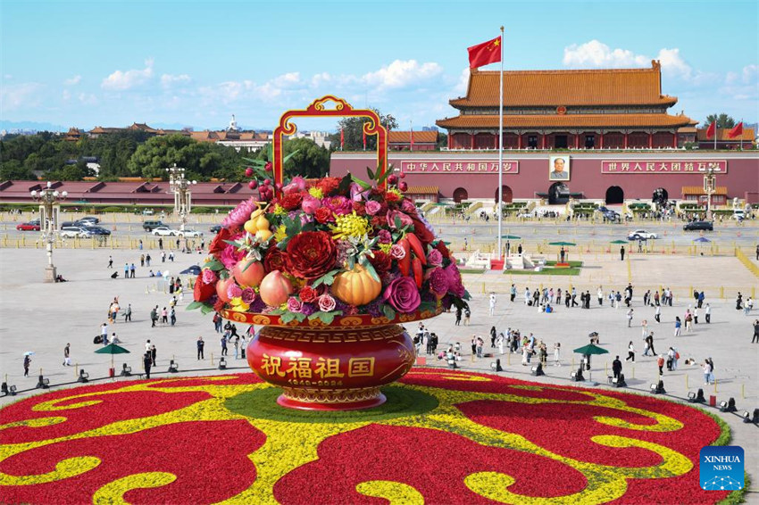 Praça de Tiananmen decorada com flores para comemorações do Dia Nacional