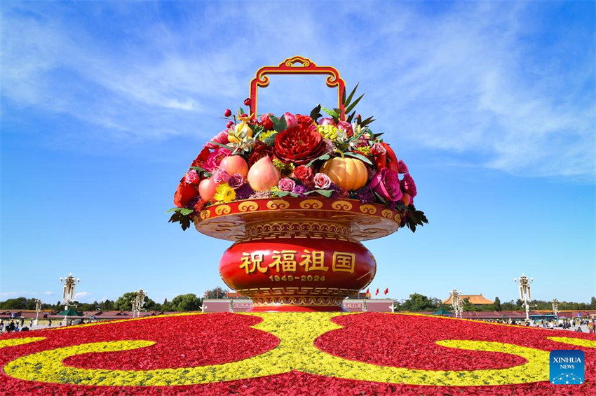 Praça de Tiananmen decorada com flores para comemorações do Dia Nacional