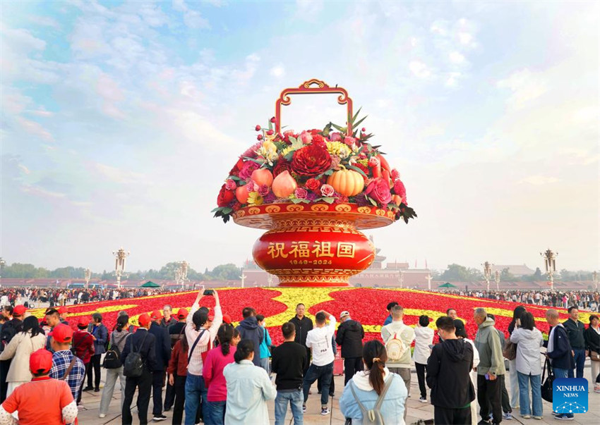 Praça de Tiananmen decorada com flores para comemorações do Dia Nacional