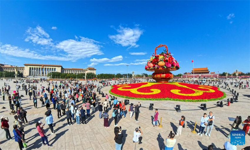 Praça de Tiananmen decorada com flores para comemorações do Dia Nacional