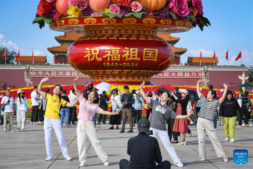 Praça de Tiananmen decorada com flores para comemorações do Dia Nacional