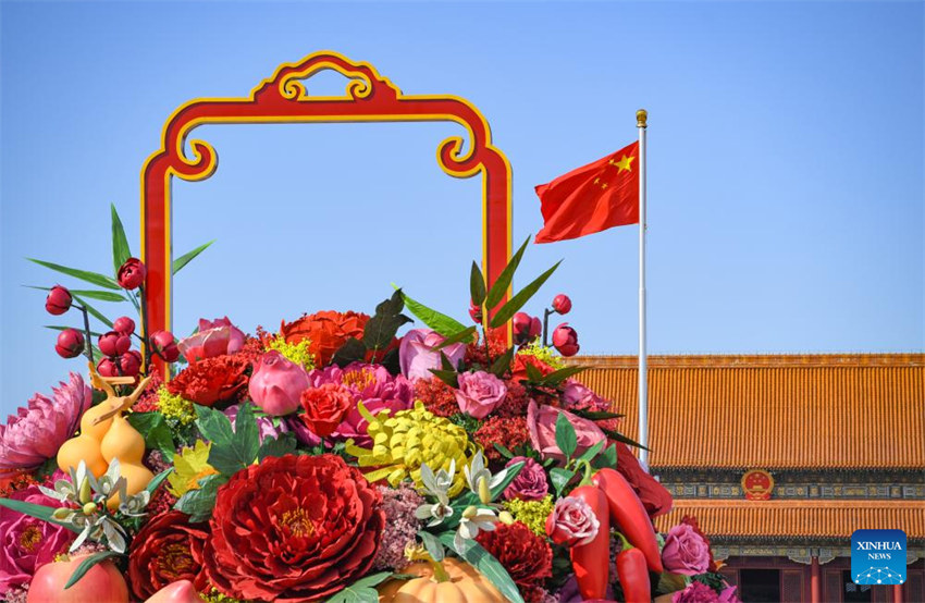 Praça de Tiananmen decorada com flores para comemorações do Dia Nacional