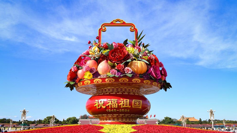 Praça de Tiananmen decorada com flores para comemorações do Dia Nacional