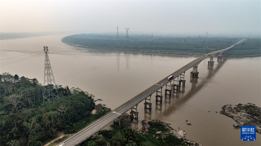 Linha do projeto de transmissão e transformação de energia da EDP passando pela floresta tropical e pelo Rio Madeira, Rondônia, no Brasil, em 13 de setembro de 2024. (Foto: Wang Tiancong/Xinhua).