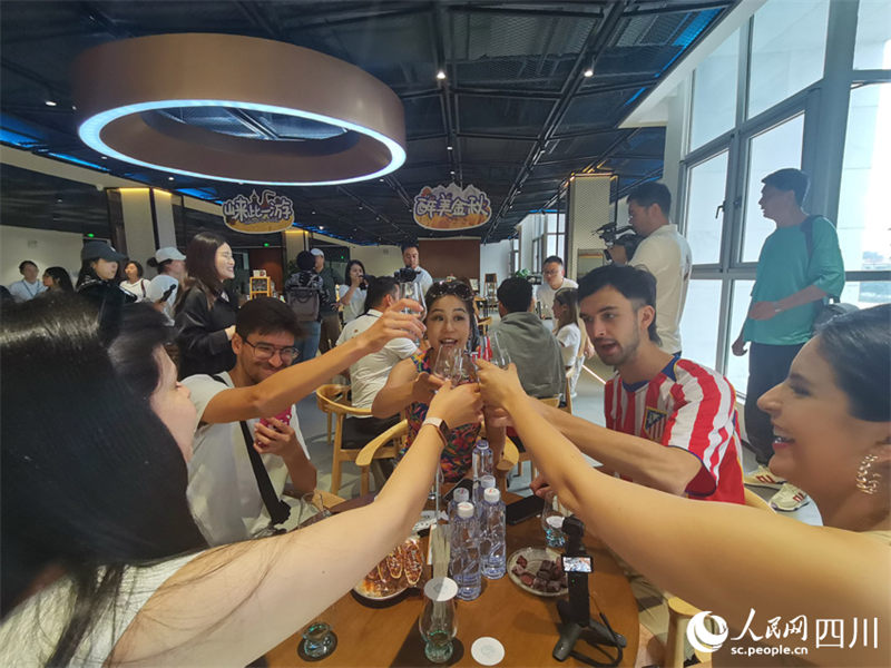 Sichuan: jornalistas da América Latina visitam marcos do distrito de Qionglai